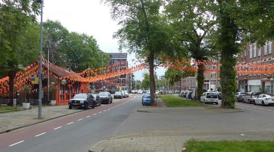Oranjekoorts slaat toe in Oud Charlois: café kleurt straat oranje