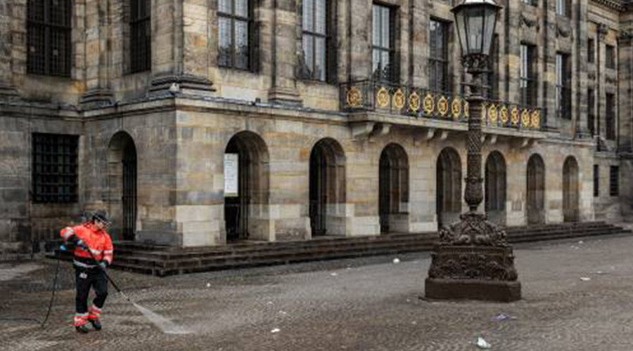 Koninklijk Paleis op de Dam beklad met rode verf