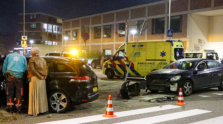 Verkeersongeval met flinke schade op de Pascalweg in Rotterdam