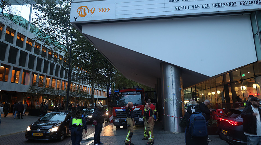 Stuk beton valt bij Pathé Rotterdam-Centrum op nieuwe auto