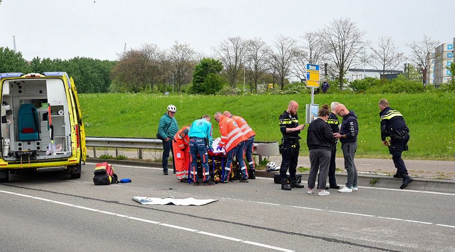 Dagblad010 | Fietsster Zwaargewond Bij Botsing Met Auto In Pernis