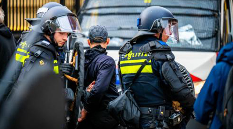 Ruim 30 aanhoudingen verricht om rellen in Den Haag