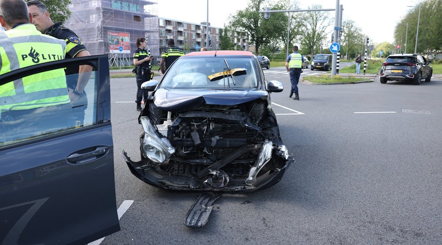 Auto’s zwaar beschadigd bij botsing Prins Alexanderlaan in Rotterdam