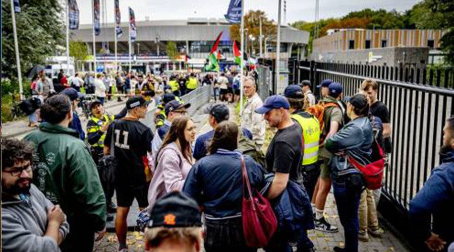 Pro-Palestijnse demonstranten bij stadion EK Honkbal in Rotterdam