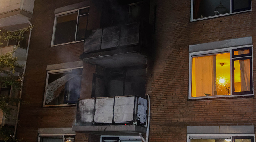 Woningbrand in Rotterdam: Flat ontruimd, woning volledig verwoest