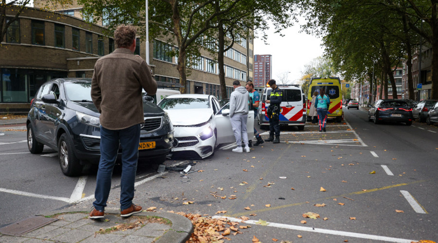 Weer raak in de Rochussenstraat: auto’s botsen bij Academieplein