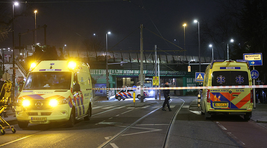 Politie onderzoekt steekpartij met gewonden op Straatweg in Rotterdam