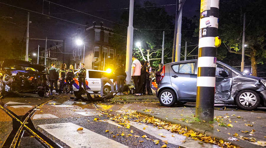 Zware botsing tussen taxi en personenauto op Mathenesserlaan