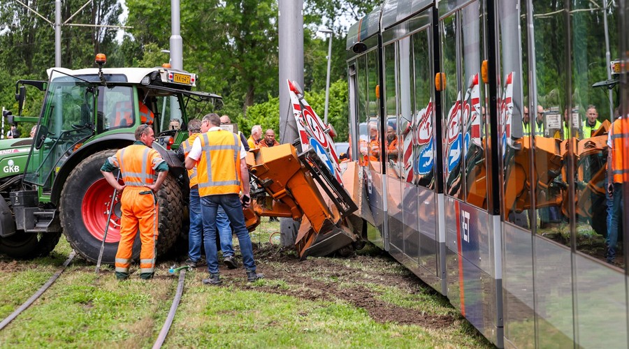 Botsing tussen tram en maaimachine veroorzaakt hinder in Barendrecht