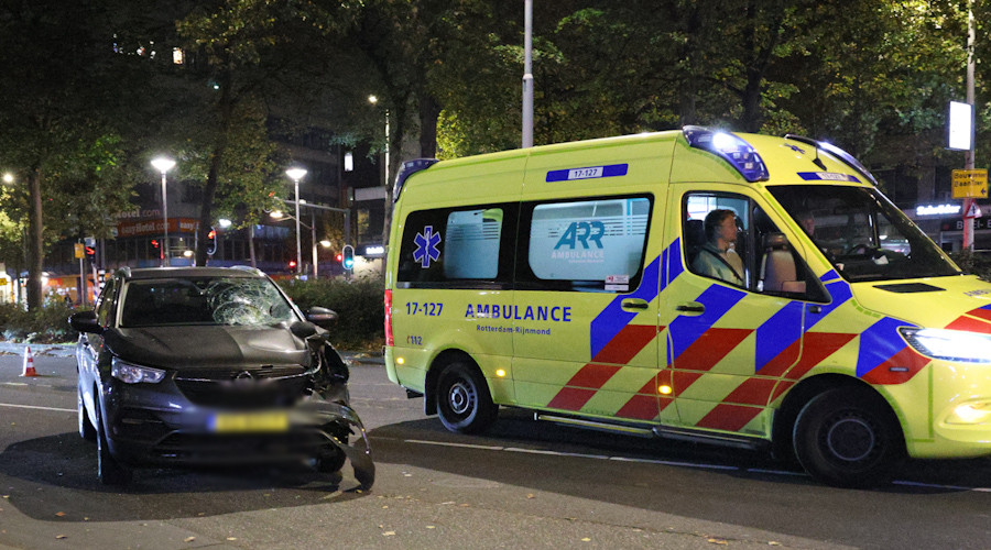 Veel autoschade bij aanrijding met voetganger op Westblaak Rotterdam
