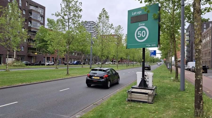Rotterdam zet 'waarschuwingspalen' in tegen 'verkeersaso's'
