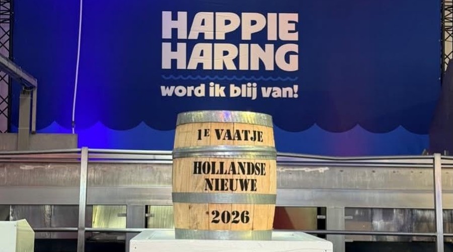 Eerste vaatje Hollandse Nieuwe aangekomen in Scheveningen