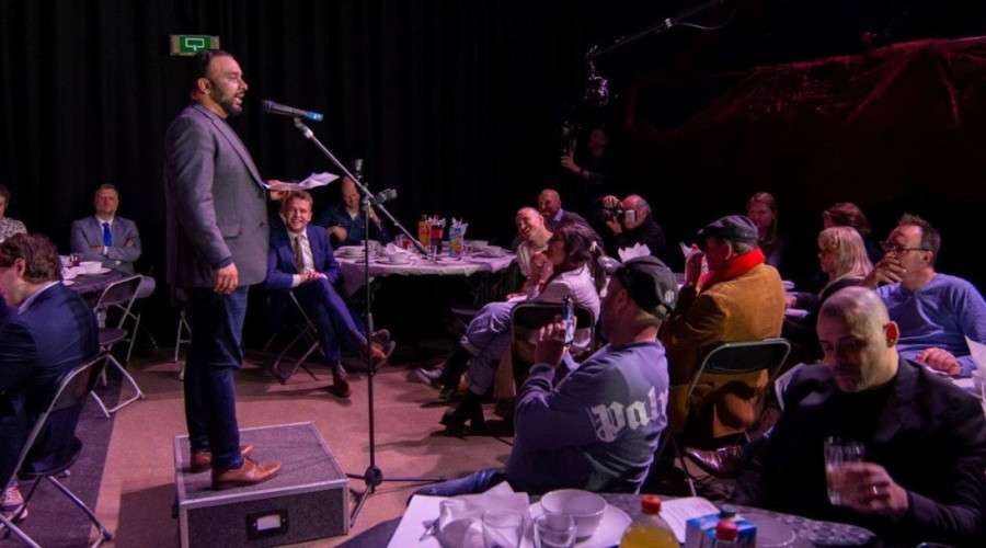 Een avond lang lachen om én met Haagse politici in de Schilderswijk