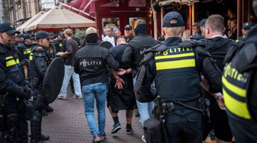 Bij AIVD bekende extremisten bij rellen in Den Haag, zegt dienst
