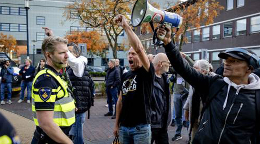 Zes aanhoudingen bij protesten voor en tegen azc Amersfoort