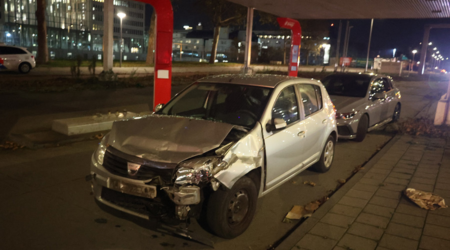 Kettingbotsing met drie auto's op ’s-Gravendijkwal in Rotterdam