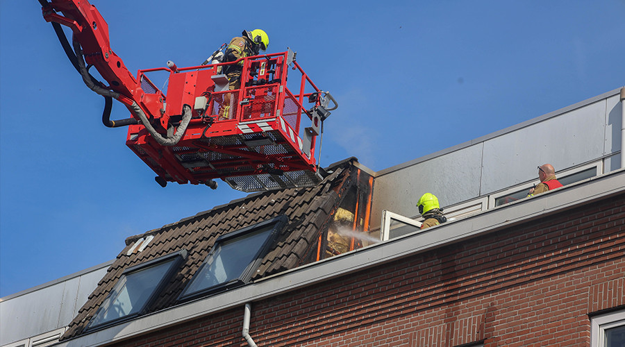 Brand op balkon portiekwoning Rotterdam zorgt voor rook en waterschade