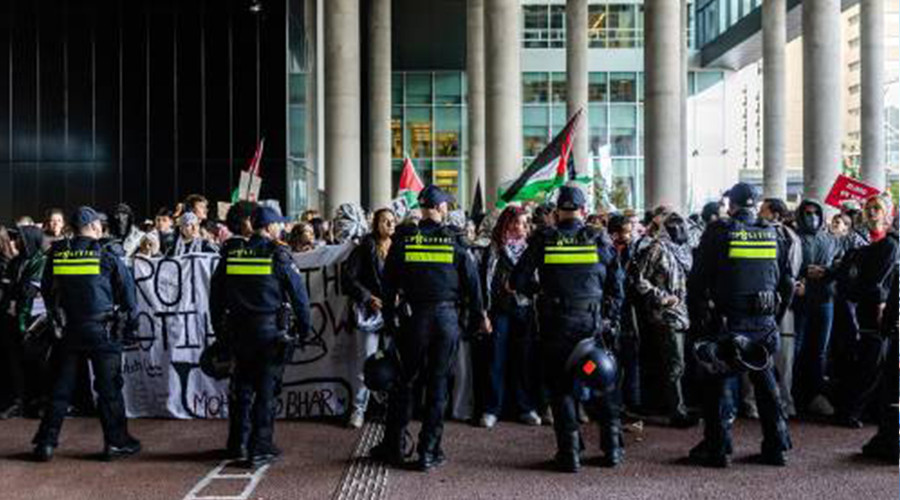 ME houdt demonstranten op afstand van ingang ministerie BZ