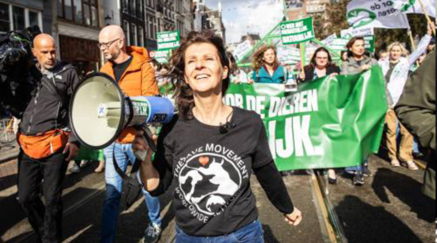 Demonstratie op Dierendag voor dierenwelzijn in veehouderij