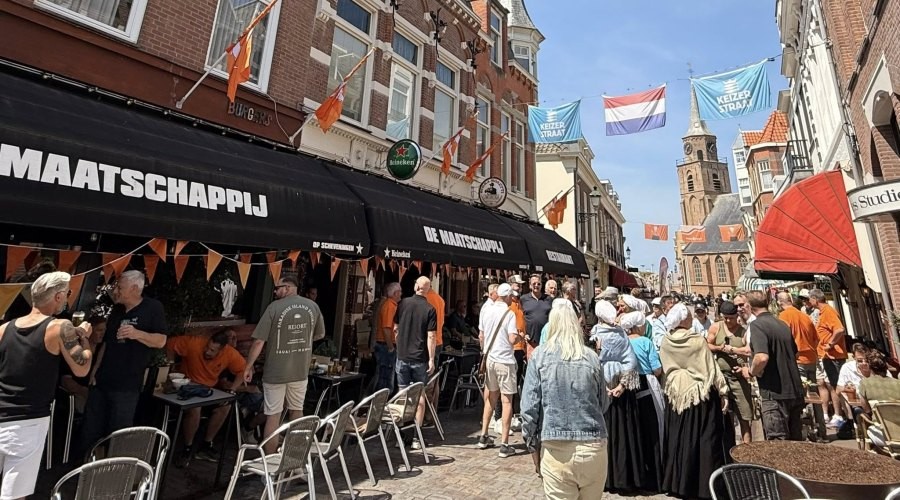 Eerste Scheveningse Drachtdag van start in Keizerstraat