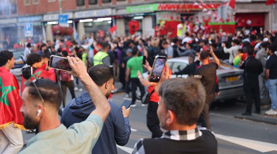 Veel fans Marokko na WK-zege op straat in Haagse Schilderswijk