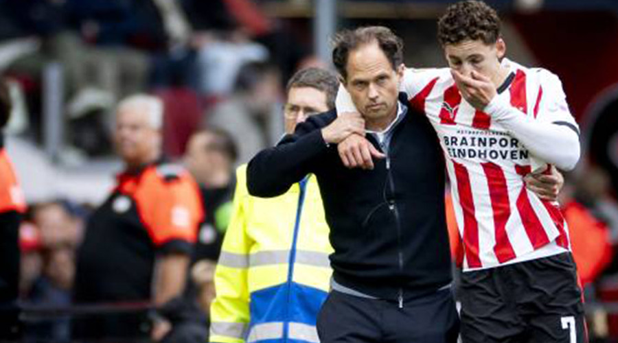 Zware knieblessure maakt einde aan seizoen PSV'er Van Bommel