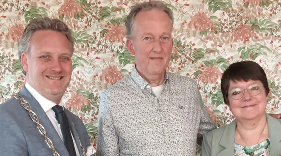 Burgemeester Pieter Verhoeve verwelkomt 78.000e inwoner van Gouda