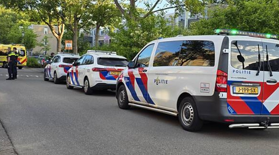 Politieagente op fiets aangereden door scooter in Gouda
