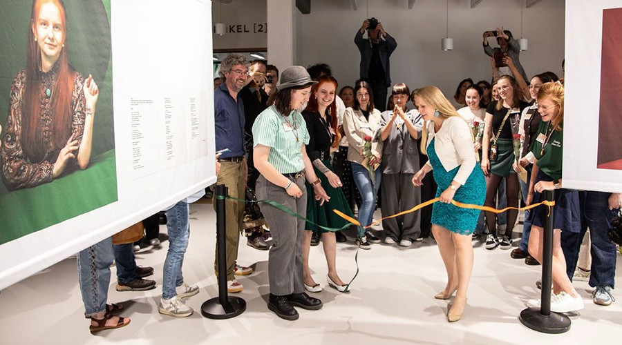 Wethouder Anna van Popering opent ‘Getekend door het leven' in Gouda