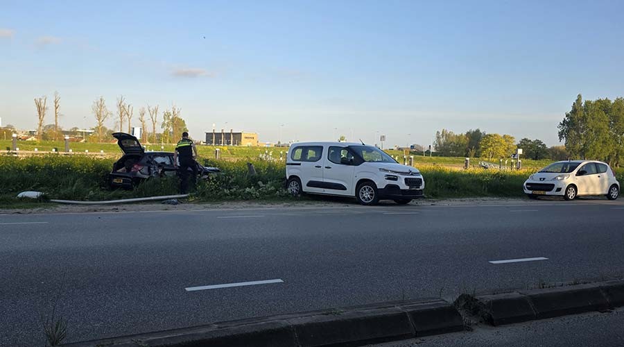 Gedrogeerde automobilist botst op geparkeerde voertuigen in Gouda