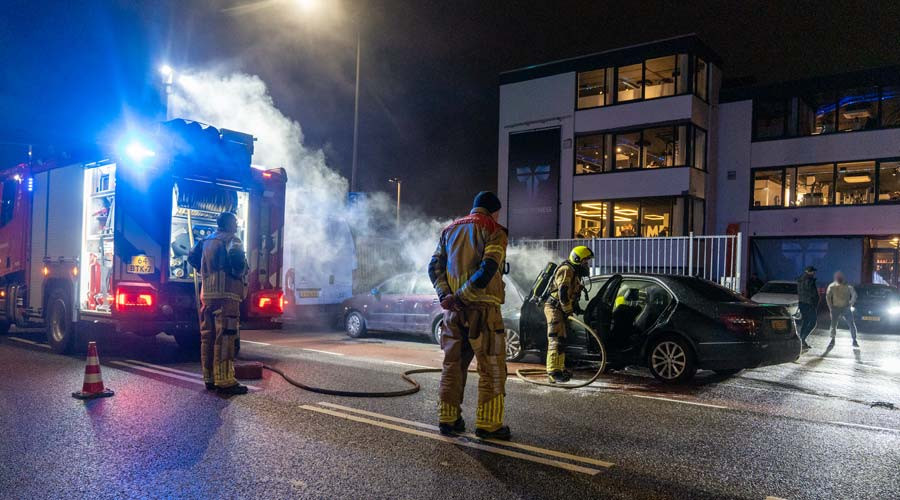 Autobrand veroorzaakt afsluiting van Industriestraat in Gouda