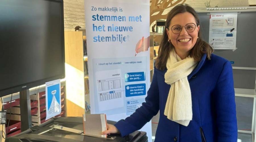 Bikker brengt stem uit op basisschool Het Schateiland in Gouda