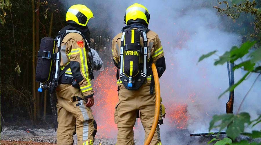 Bosschages in Gouda in brand, flinke vlammen zichtbaar