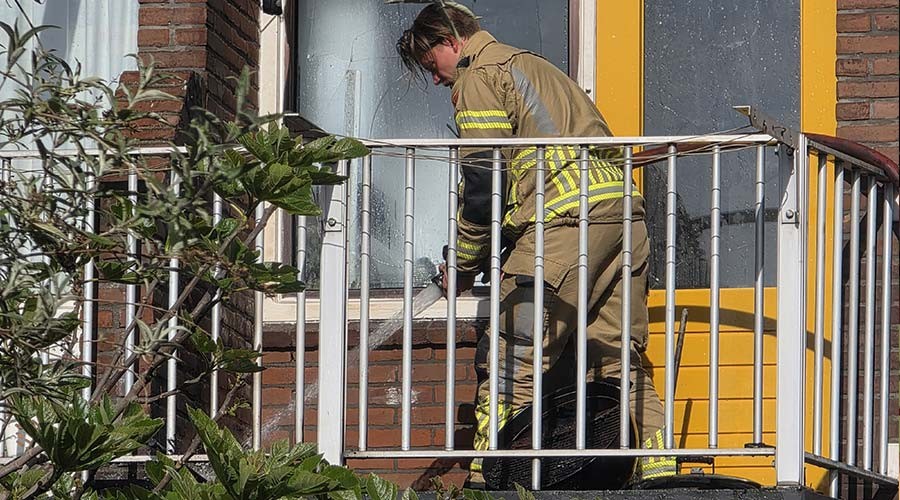 Brandweer bestrijdt brand op balkon in Gouda