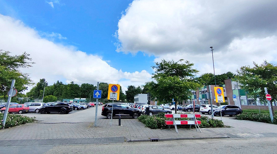 30 militaire voertuigen op het parkeerterrein aan de Calslaan in Gouda
