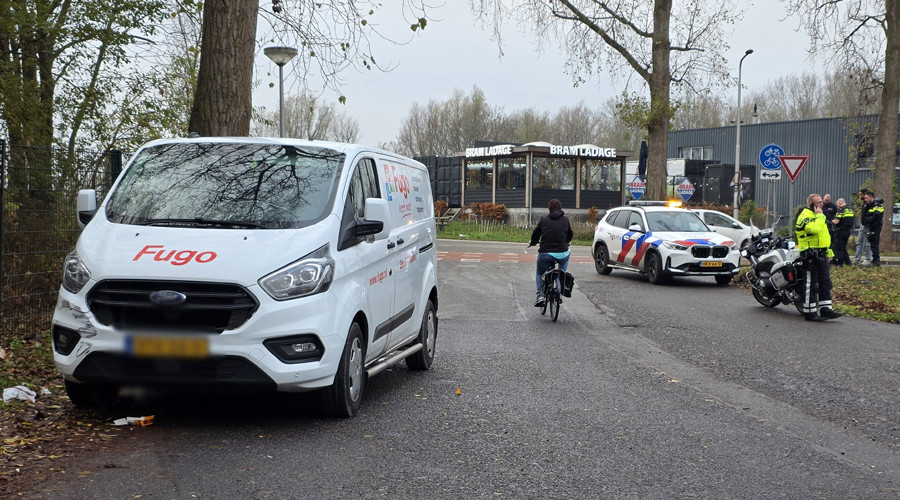 Scooter en bestelbus botsen op elkaar in Gouda