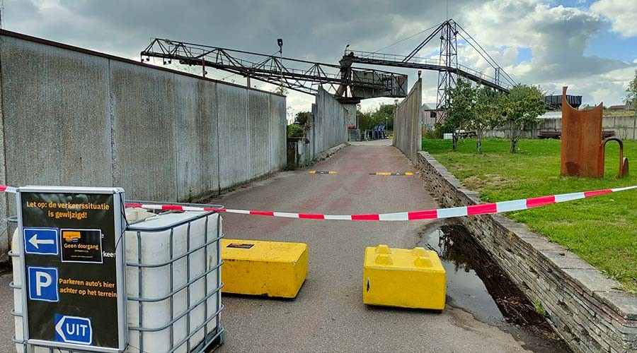 Deel van terrein Goudasfalt in Gouda afgesloten door vallend metaal