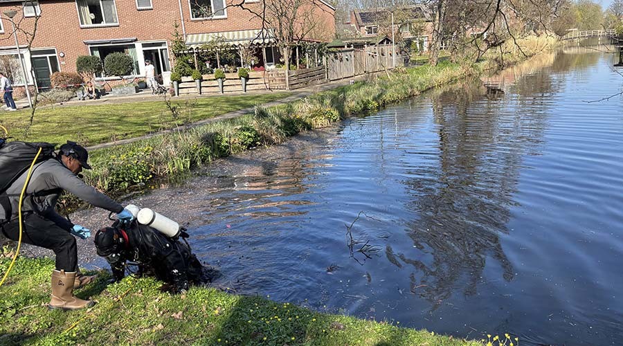 Duikers zoeken in sloot naar vuurwapen in Gouda
