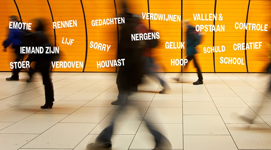 Jongeren spelen performance tijdens Gouda bij Kaarslicht