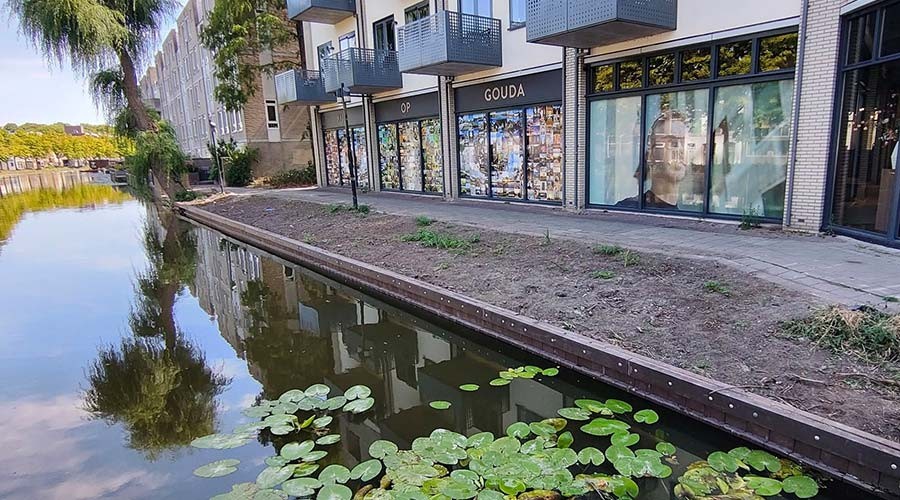Fraaie steiger met ruimte voor wandelaars en watersporters in Gouda