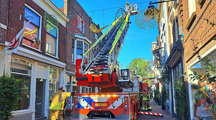 Brandweer ingezet voor dakbrand aan de Lange Groenendaal in Gouda
