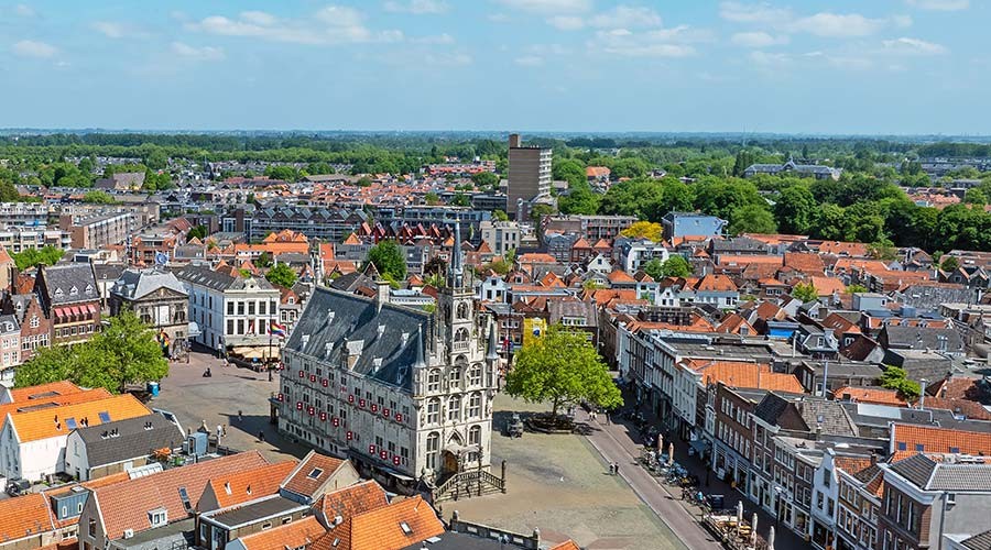 Drone boven binnenstad in Gouda om zonnepanelen te scannen