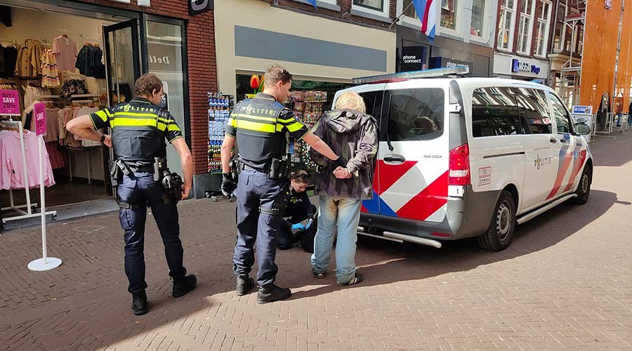 Man in de handboeien na situatie in winkel in de Hoogstraat in Gouda