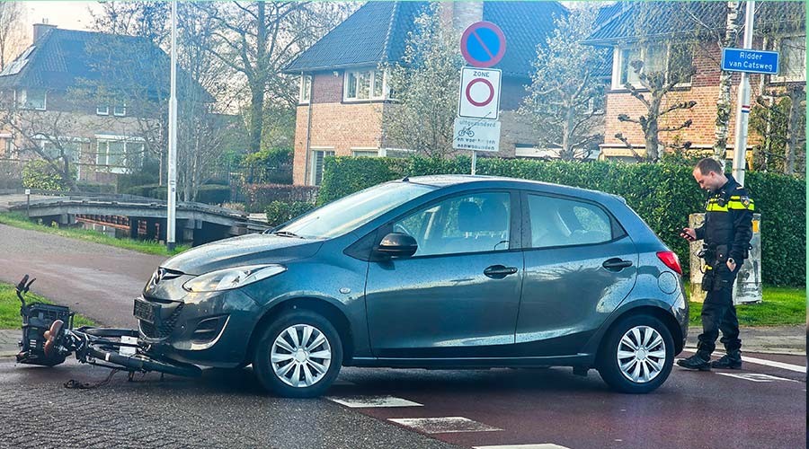 Fietser gewond na aanrijding met auto op de Hugo de Vrieslaan in Gouda