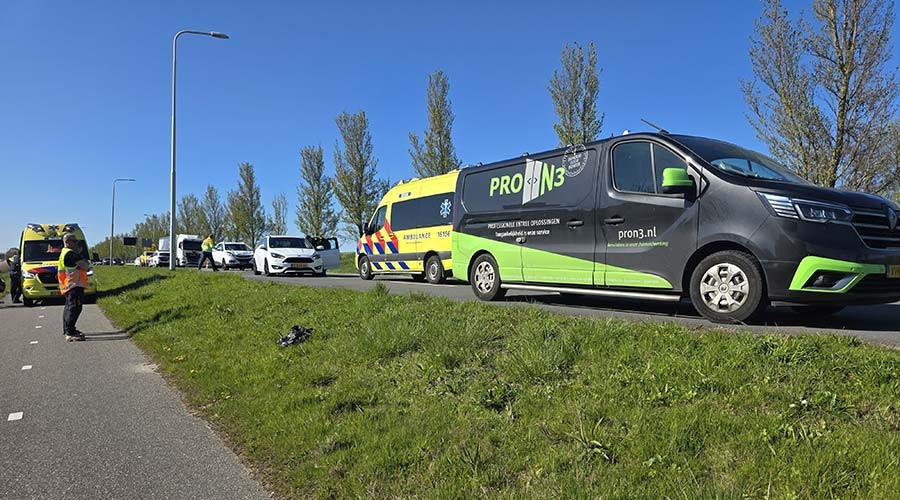 Inzittende gecontroleerd na ongeval op drukke weg in Gouda