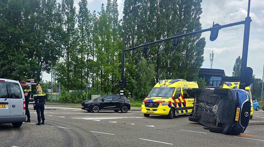 Bestuurder naar ziekenhuis na ongeval met gekantelde auto in Gouda