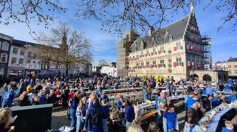 Nieuwe opstelling tafels bij 11e editie van het Paasontbijt in Gouda