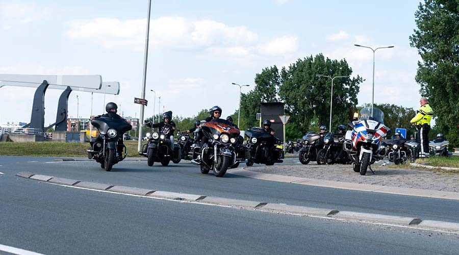 Politie, ME en provincie aanwezig bij rouwstoet motorclub in Gouda