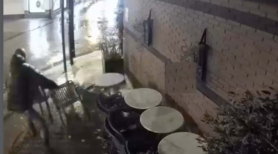 Terras restaurant in Gouda vernield: Blijf van andermans spullen af
