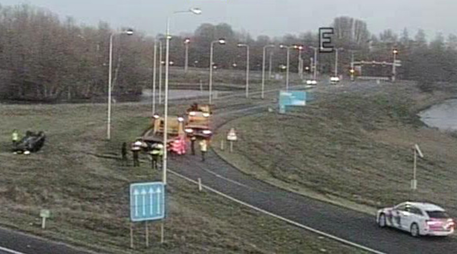 Afrit Gouda (A12) tijdelijk dicht; auto op zijn kop in de bocht